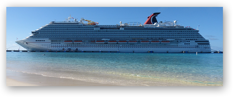 Kreuzfahrtschiff am Strand