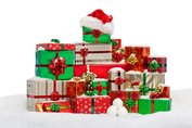 Verpackung hui - Inhalt eher pfui?  Stapel mit Weihnachtsgeschenken